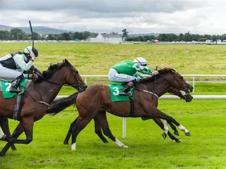 骑马的女运动员高清图片