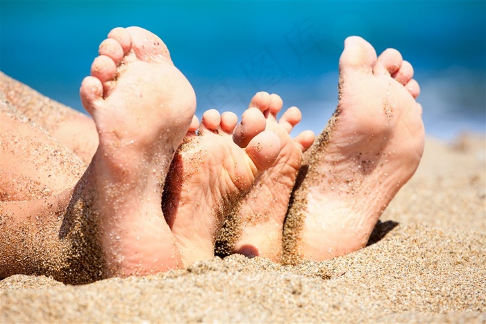 父亲与小孩的脚