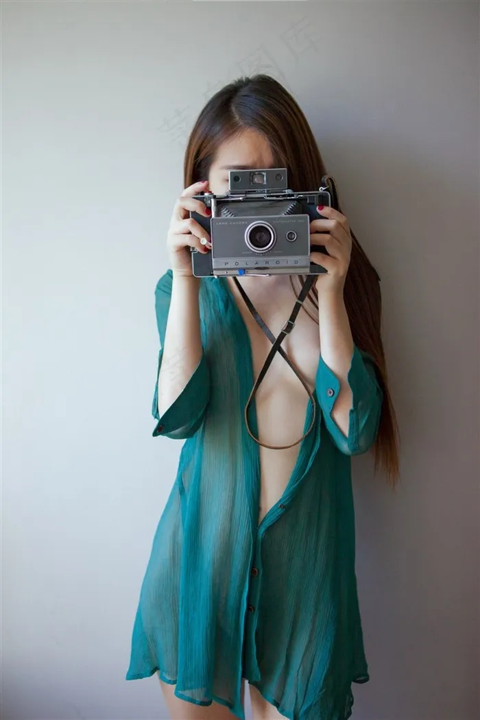 拿相机拍照的高清美女图片