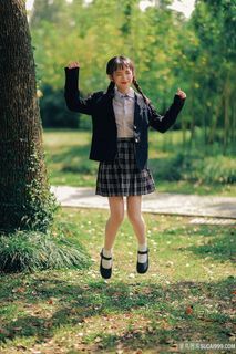 跳起来的清纯JK制服美女学生图片
