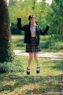 跳起来的清纯JK制服美女学生图片