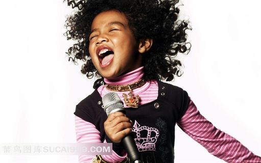 投入唱歌的女孩素材