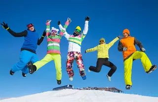 一群跳起来的滑雪朋友
