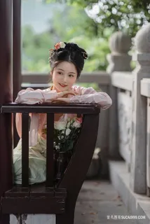 凉亭里可爱的古装写真女孩图片