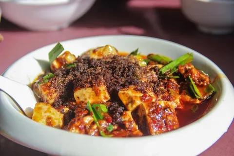 夏季畅销特色小吃麻婆豆腐摄影图片