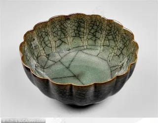 中华传统瓷器-满是裂纹的绿色瓷器