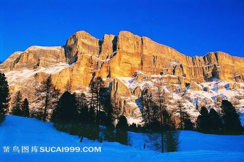山水剪影雪山脚下的风景