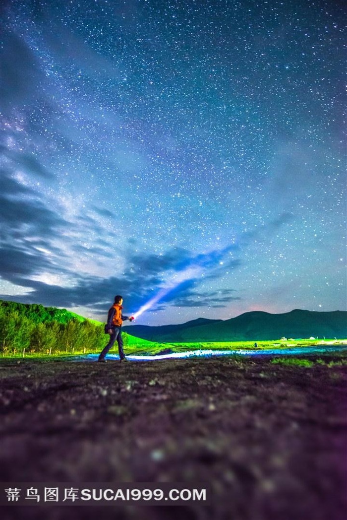 人物走在夜景郊外星空摄影图