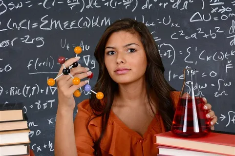 正在做实验的美女