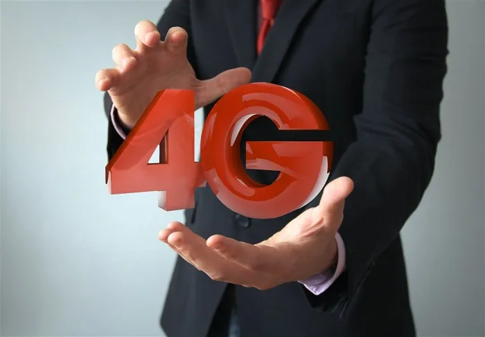 手托着4G立体字母的商务人士高清图