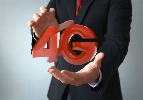手托着4G立体字母的商务人士高清图