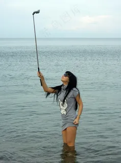 新疆美女水中自拍图片