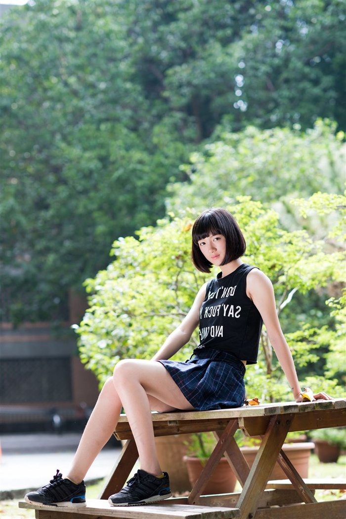 短发美女蔡谨卉素材大图
