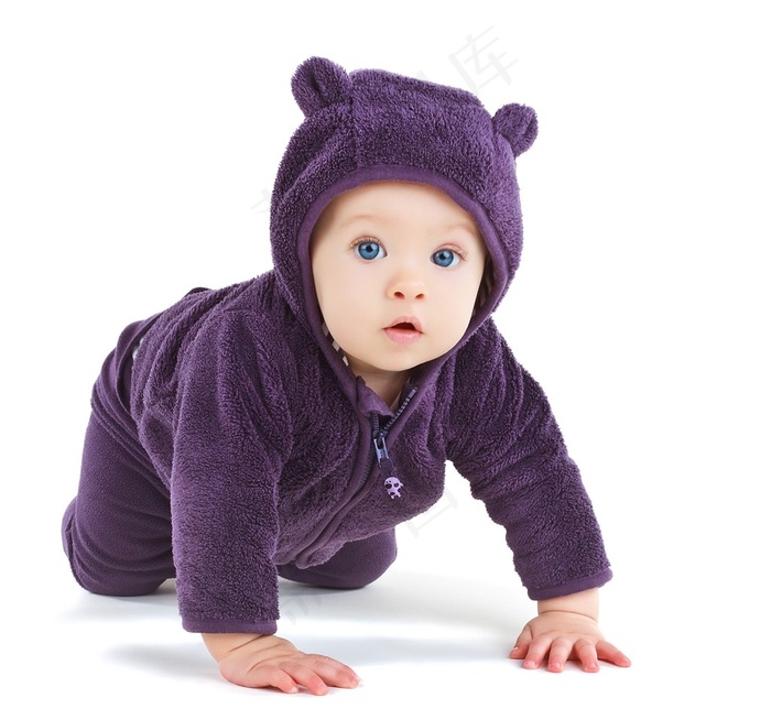 穿着小熊连体衣的可爱宝宝