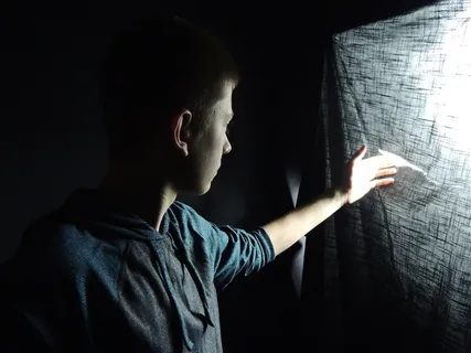 捅破窗户纸的男孩 捅破窗户纸的男孩