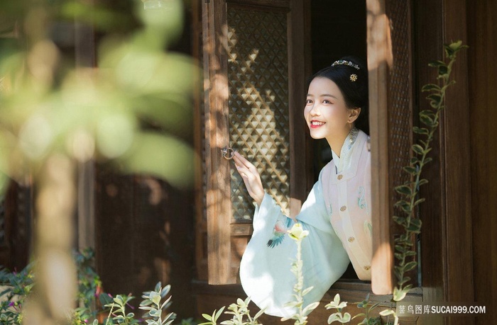 窗户旁的古装微笑美女图片