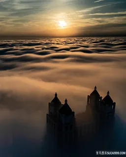 云雾晨曦太阳下的城堡图片