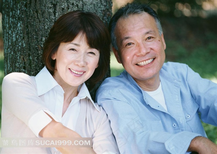 靠树坐着的幸福老夫妻