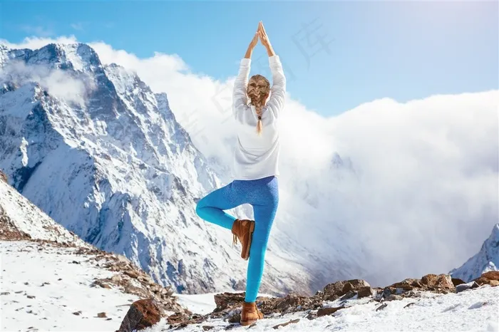 在雪山顶上做瑜伽的美女高清图
