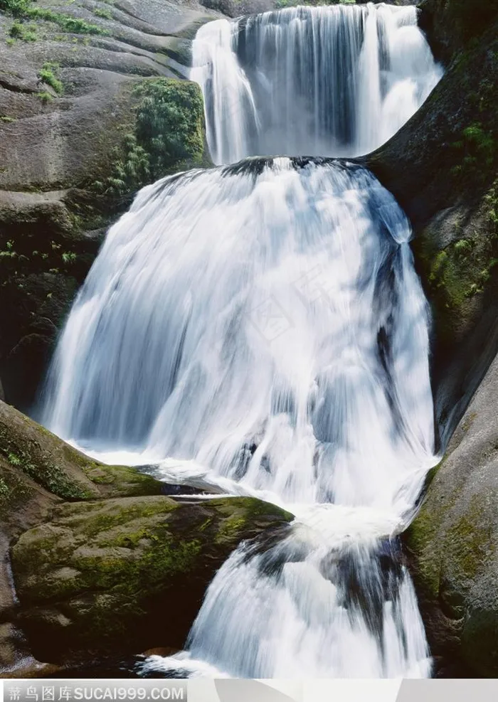 山水瀑布-高山上流下的溪水