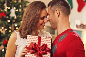 开心的圣诞情侣