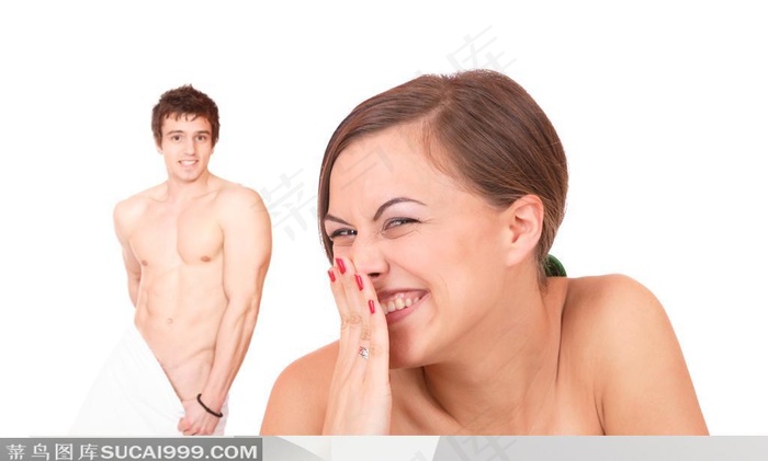 捂嘴偷笑的美女背后有个只围浴巾的帅哥
