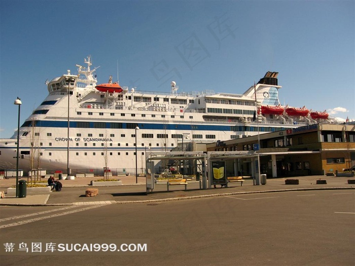 奥斯陆海港停泊着的巨型豪华邮轮