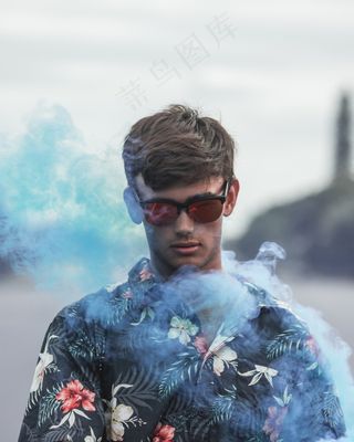 帅哥戴墨镜头像图片