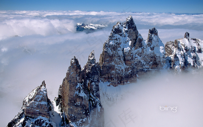 高高雪山上