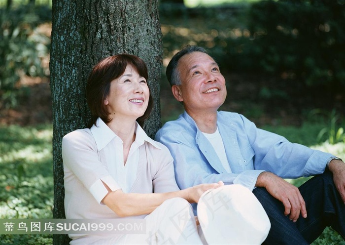 靠树坐着的老夫妻摄影