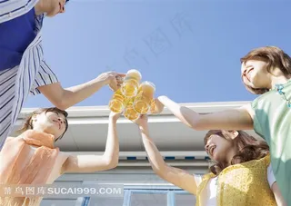 聚会聚餐 端着啤酒杯碰杯动作高清特写