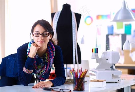 办公前的服装设计师高清摄影图