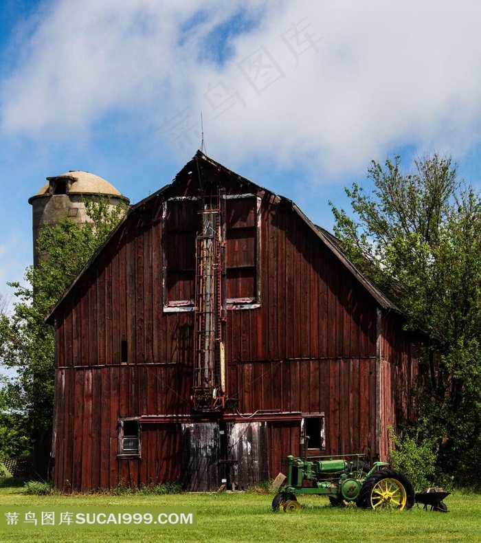 蓝天白云下农场上的小木屋