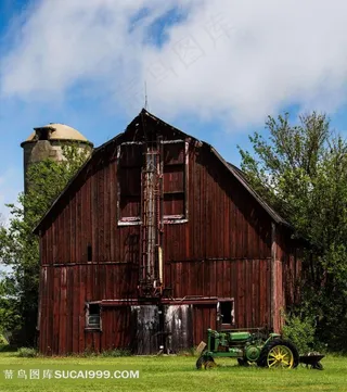 蓝天白云下农场上的小木屋