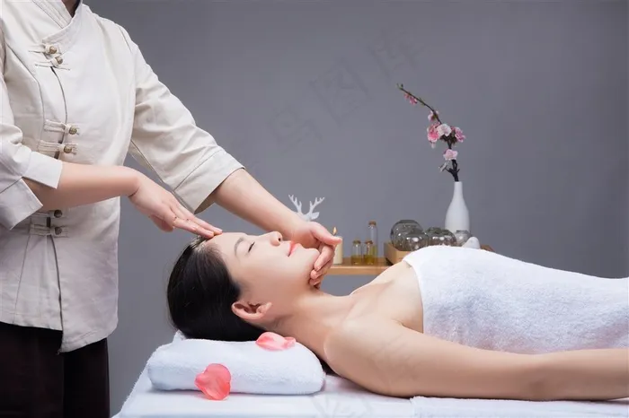 在做头部按摩的美女精美图