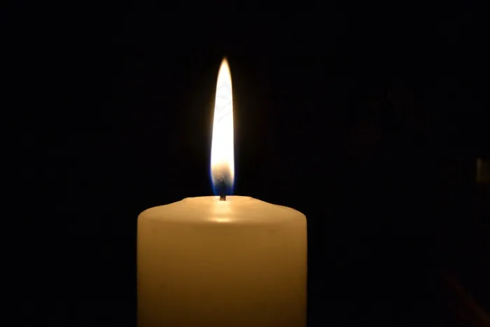 夜晚蜡烛燃烧火焰图片