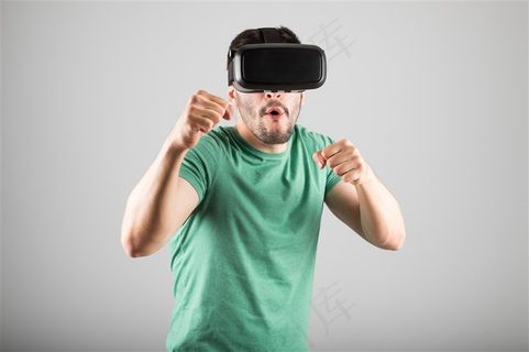 戴VR设备的时尚男士素材 戴VR设备的时尚男士素材