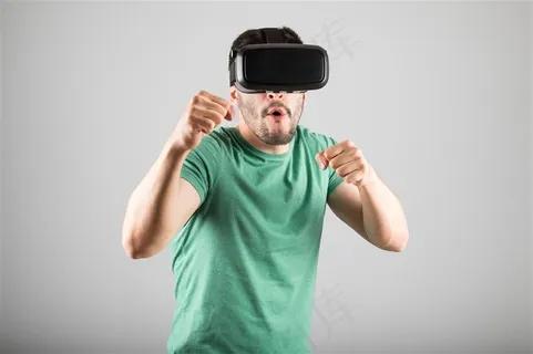 戴VR设备的时尚男士素材 戴VR设备的时尚男士素材
