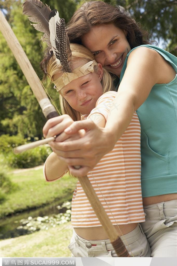 幸福家庭-外国母女练习射箭