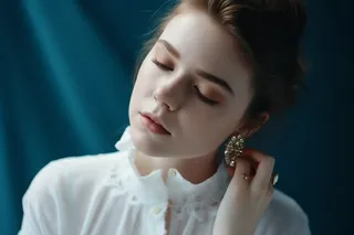 女性模特佩戴珠宝图