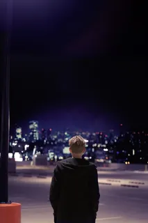 一个人在灯火阑珊的街头图片 一个人在灯火阑珊的街头图片