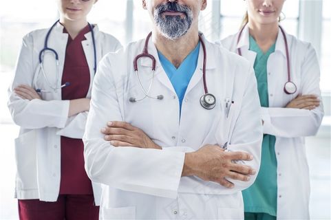 双手环抱的医务团队高清图片