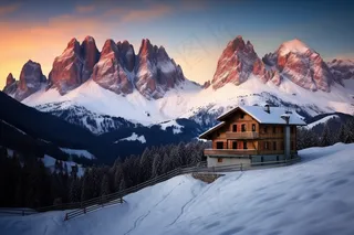 冬天山上小木屋森林高山白雪覆盖摄影图