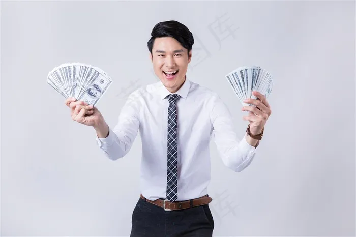双手拿钱乐开怀的商务男士