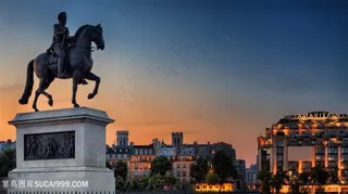 城市北欧骑士雕塑图片