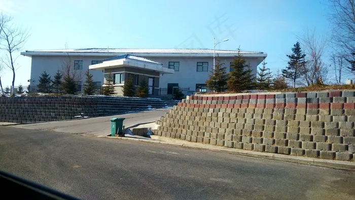 蓝天下平房前公路边的石阶