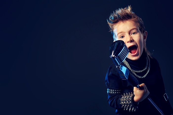 拿着麦克风的儿童摄影