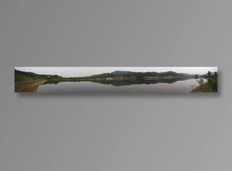 整座山脉下的平静水面