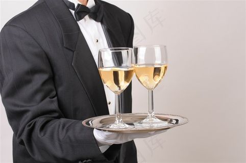 服务生手托两杯香槟的特写高清图