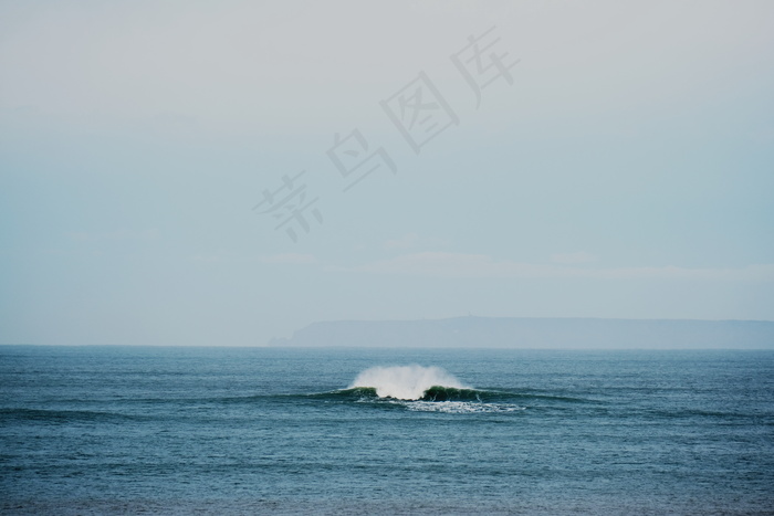 辽阔蓝色大海风景图片